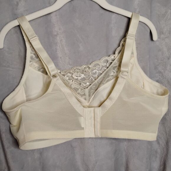 Mastectomy Bra One Of Many Different Styles - Picture 2 of 3